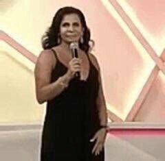 gretchen sem graça de microfone na mão olhando pro nada