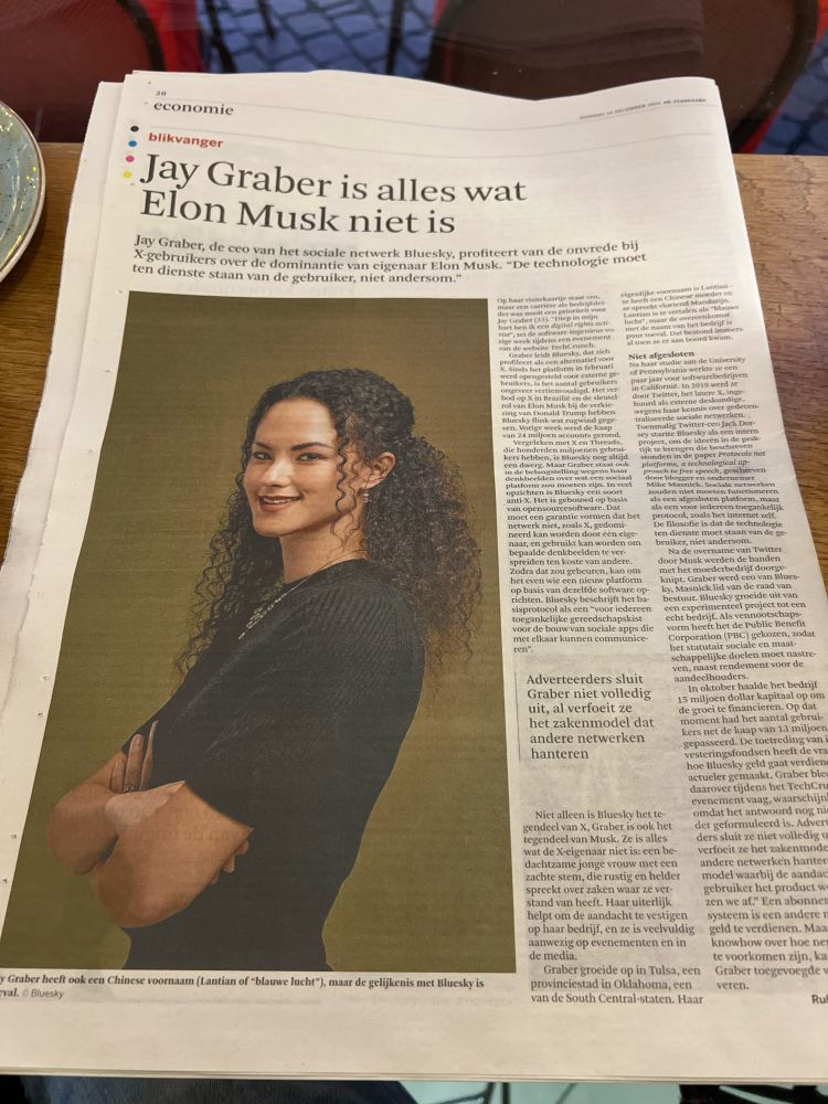 Foto van krant De Standaard, artikel over Jay Graber (CEO Bluesky)