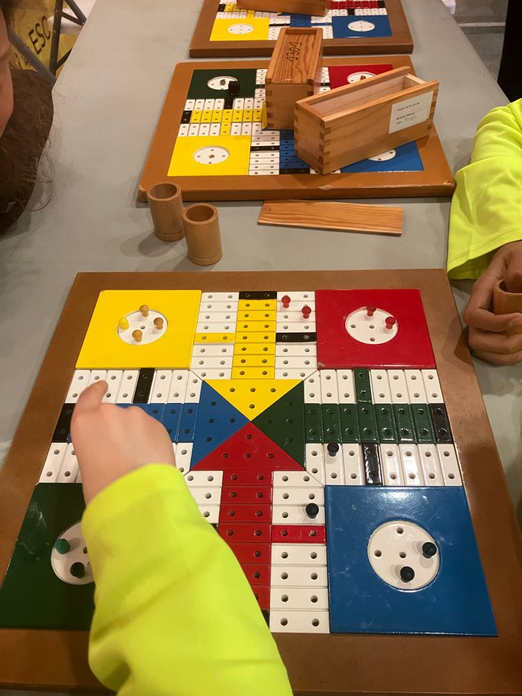 Parchís accessible. Cada color es representa amb una marca diferent en les seves fitxes.