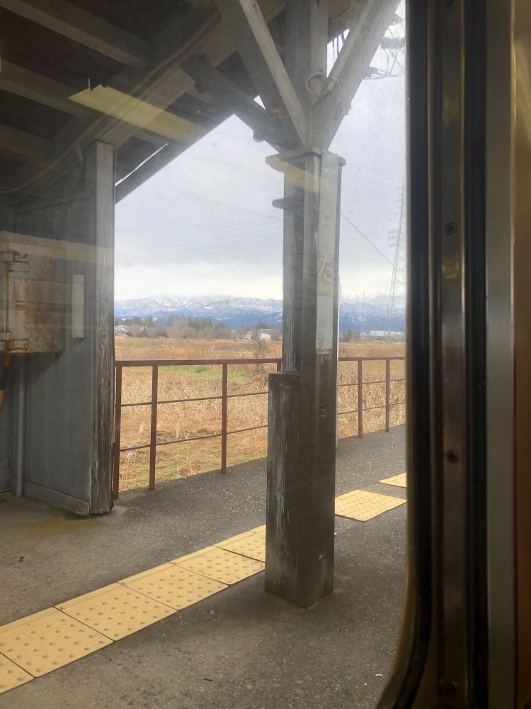 富山の平野部って案外広さ感じるのよね。しかし富山地鉄の駅舎、座布団置いてあったり、漫画の古単行本置いた棚（そこそこ整理されてた）あったりで温かみ感じた。