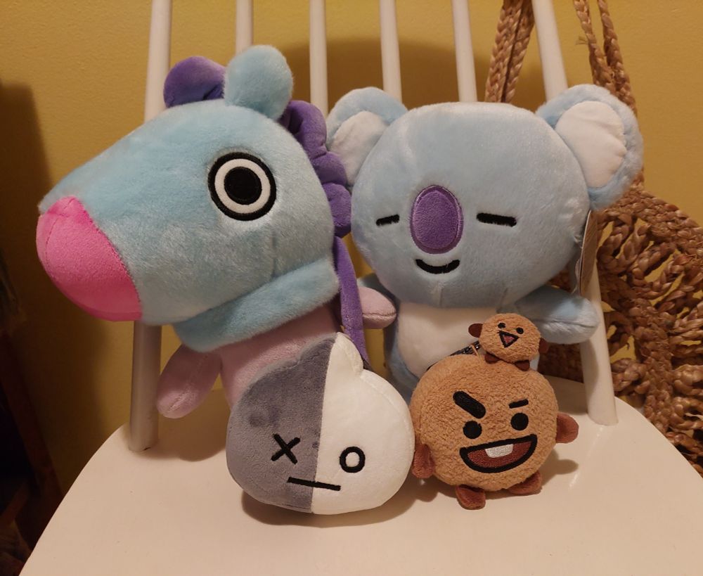 Mang & Koya plushies plus Van & Shooky plushie keychains on a chair.