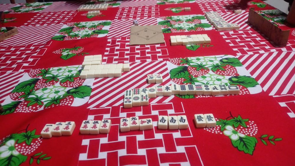 Table with mahjong tiles laid out to reveal a winning hand
