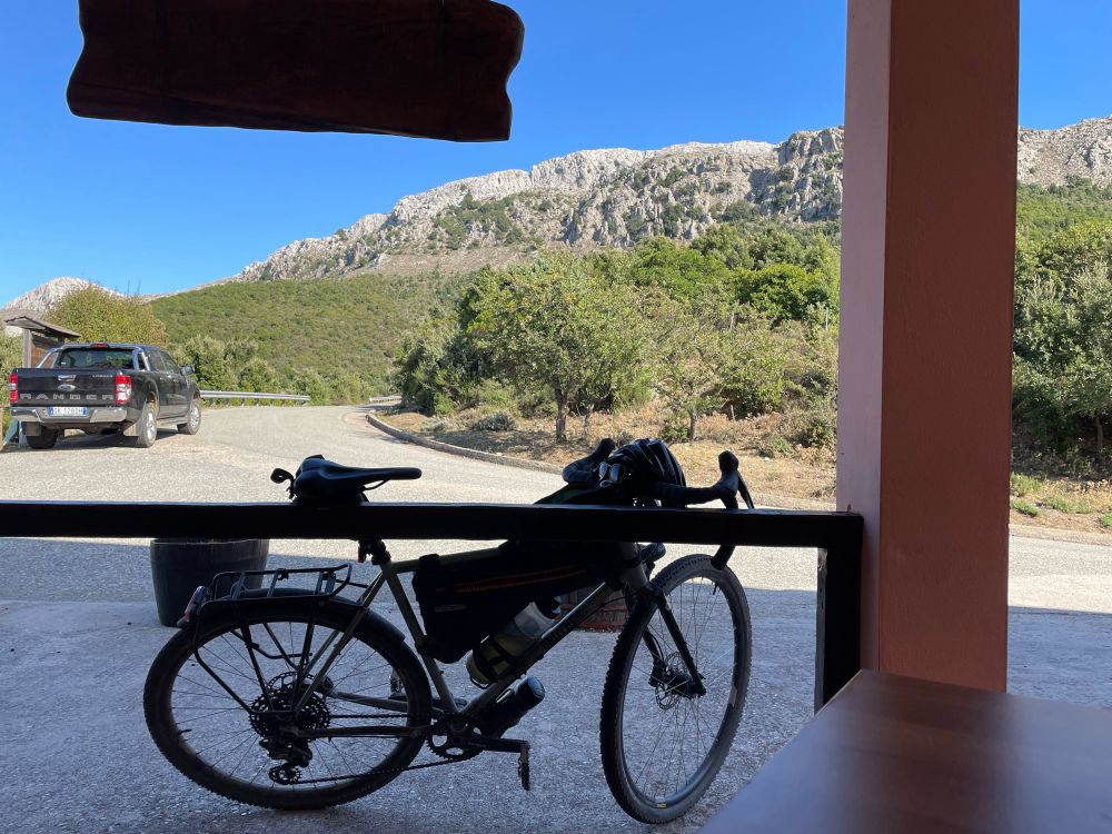 Fahrrad vor Berg am Café