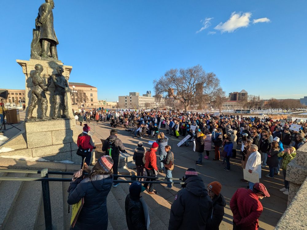hundreds of concerned Minnesotans gather to show solidarity for science
