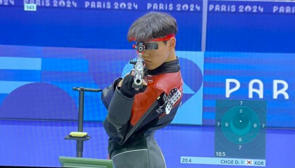 A baddie twink holding a gun whilst posing fiercely to shoot you with it. Bish, you know it’s a bullseye. 🎯 