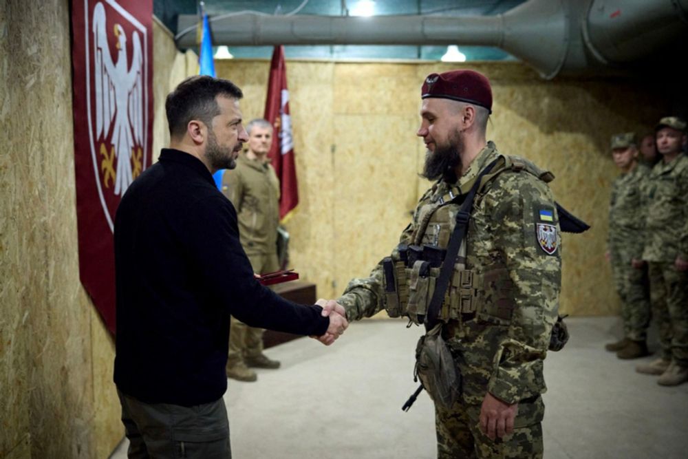 Guerre en Ukraine | Zelensky rend visite à des soldats combattant dans la région russe de Koursk