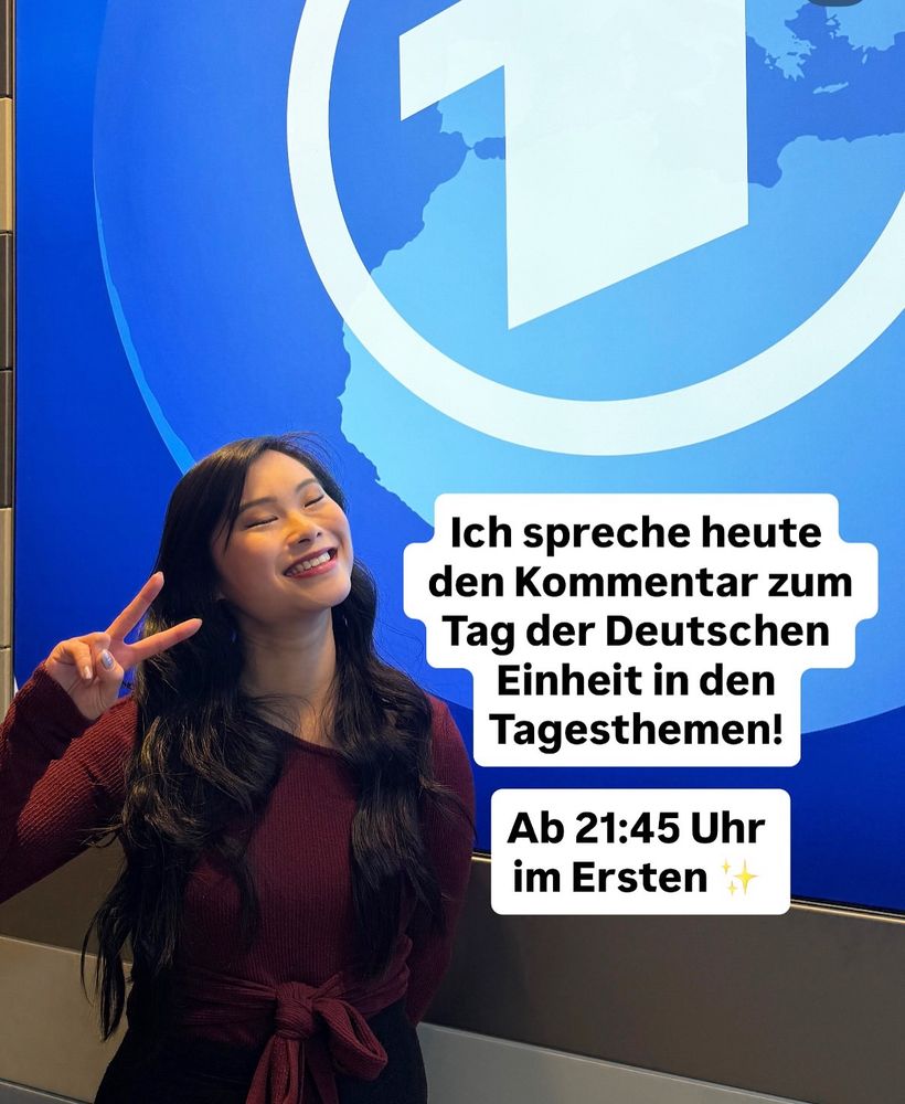 Nhi grinsend vor den Logo von ARD Aktuell.