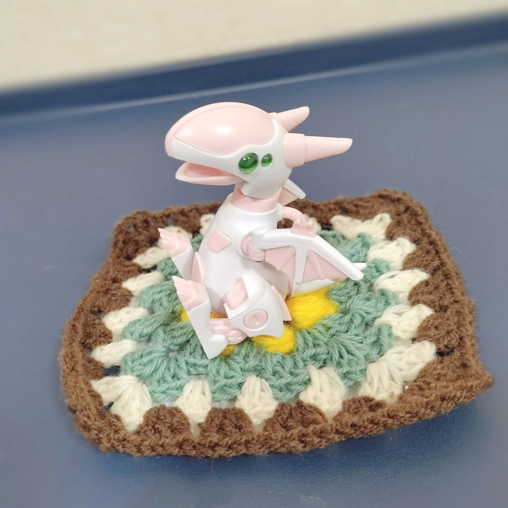 ドラネッツシリーズ、ワイバーン型のサクラ。
ハンドメイドのコースターの上に乗っている。