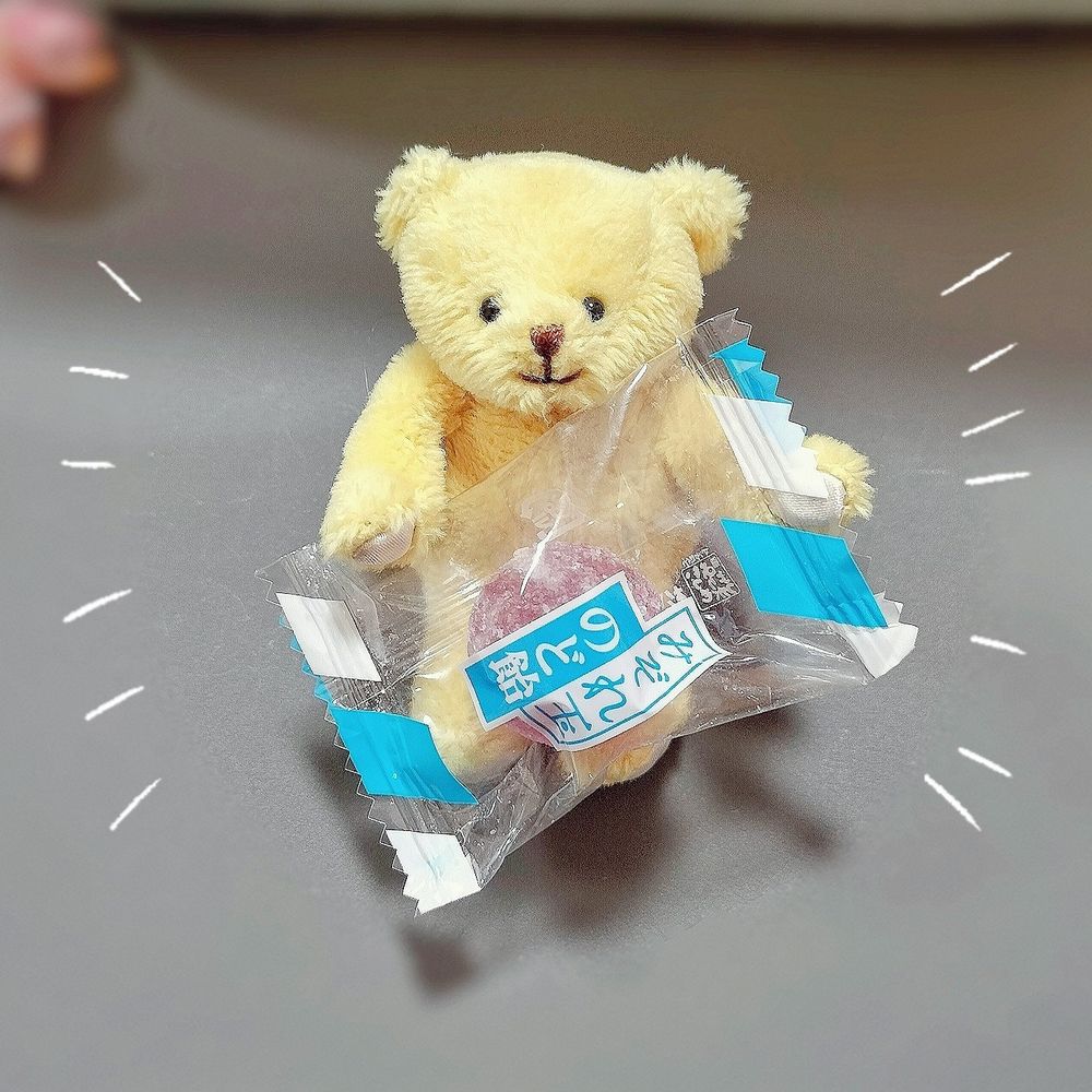 小さなくまのぬいぐるみがみぞれのど飴を渡してくれている。