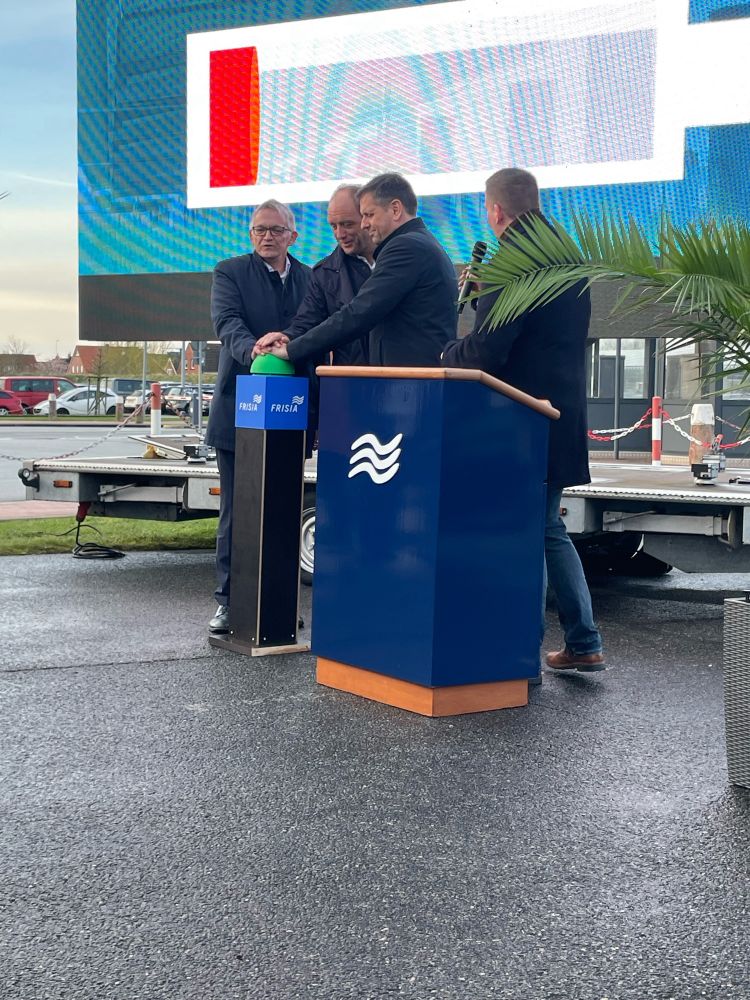 Druck des symbolischen Startknopfs durch Minister Olaf Lies und andere.