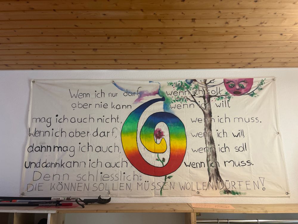 Wenn ich nur darf, wenn ich soll, aber nie kann wenn ich will, mag ich auch nicht, wenn ich muss.
Wenn ich aber darf, wenn ich will, dann mag ich auch, wenn ich soll und dann kann ich auch
wenn ich muss.
Denn schliesslich:
DIE KÖNNEN SOLLEN, MÜSSEN WOLLEN DÜRFEN!