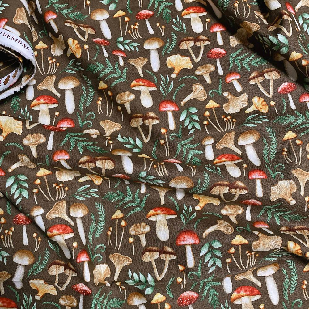 焦茶色の地に、色とりどりのキノコとシダ類が描かれたUSAコットン生地。