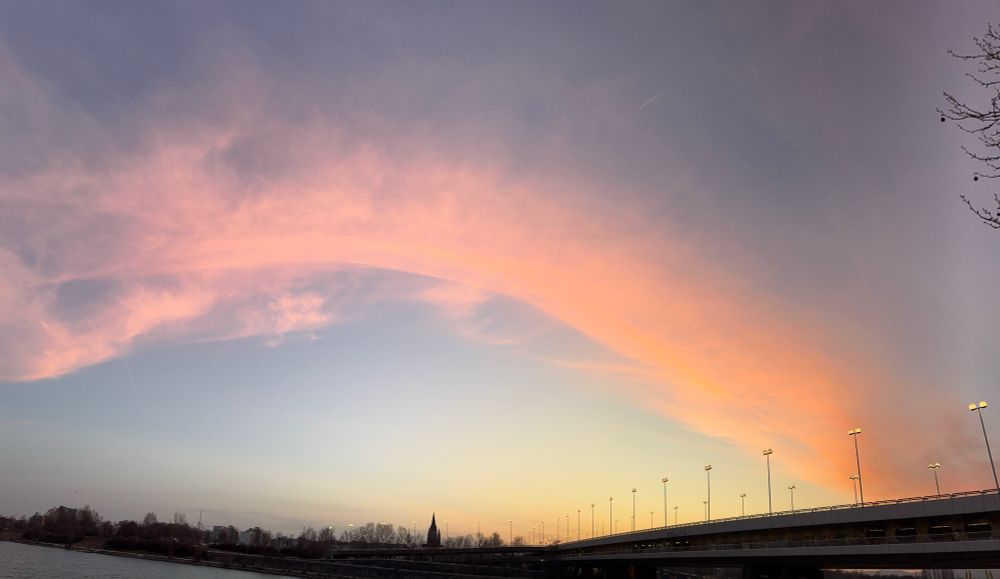 Rosa Wolkenband auf blauem Abendhimmel nach Sonnenuntergang 