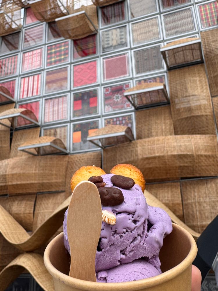 フィリピン館のウベアイス（紫いも）