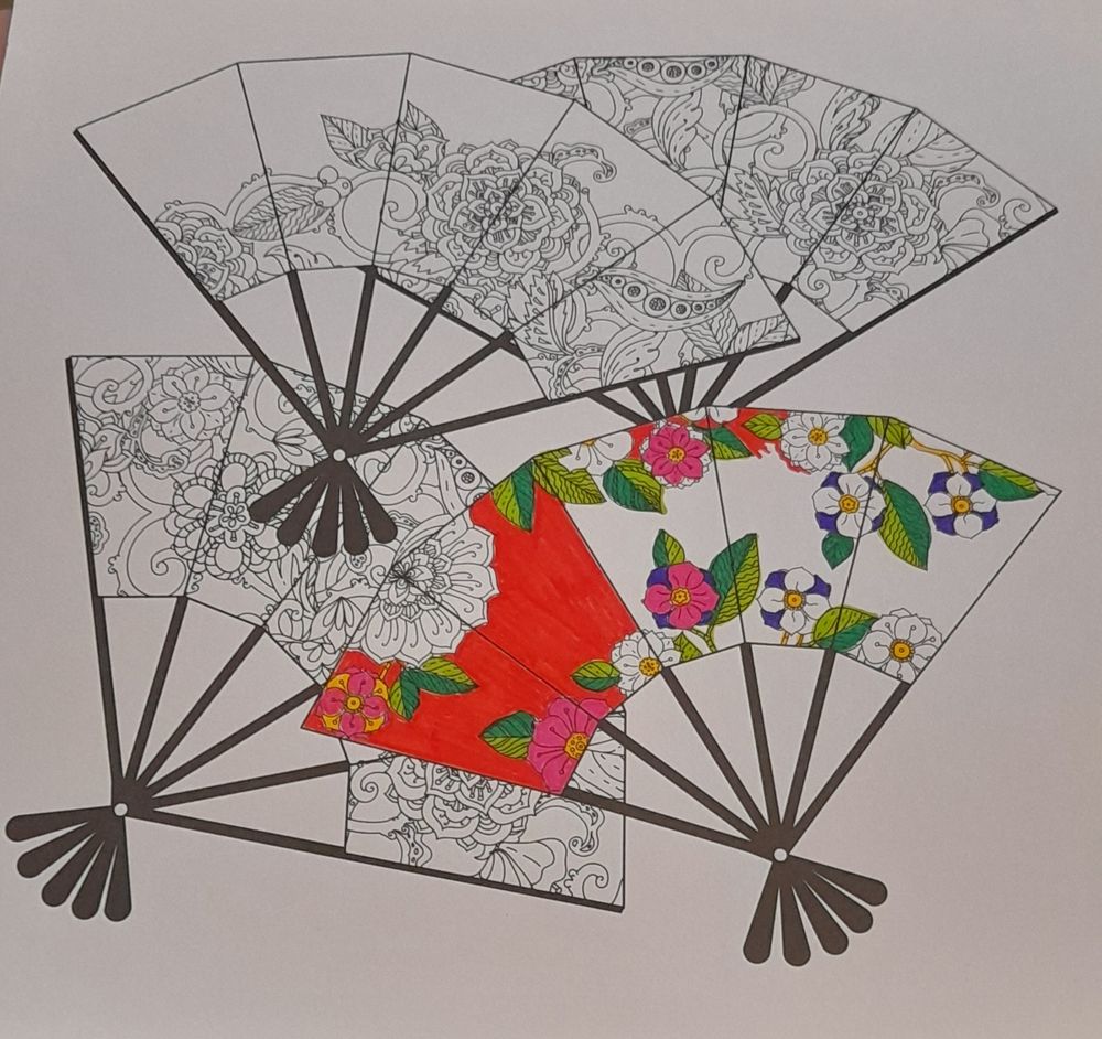 Un nouveau coloriage en cours.
Il s'agit de 4 grands éventails fleuris  superposés. 
Celui que je démarre à un fond rouge, les fleurs seront rose ou blanche, avec des détails mauve, les feuilles sont en vert.
(C'est quoi déjà la règle des accords des adj de couleurs ?) 