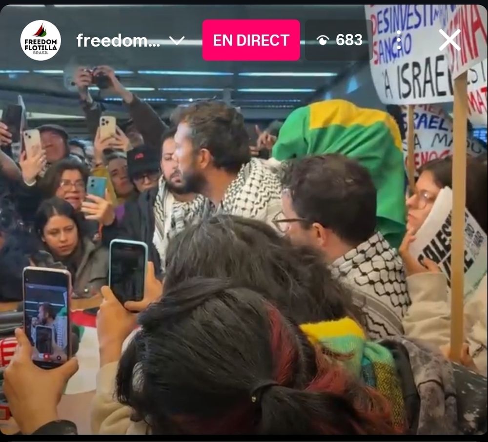 Capture d'écran du live où Thiago arrive avec beaucoup de monde pour l'accueillir et soutenir la Palestine 