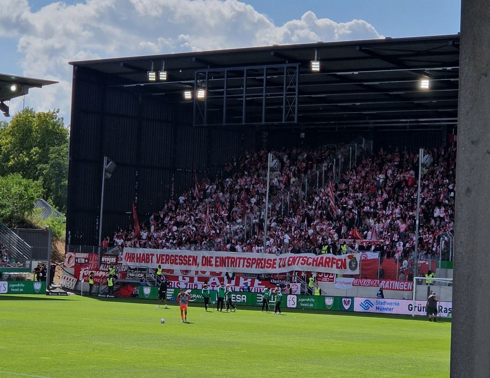 Transparent der Fortuna Fans zur 2.HZ: Ihr habt vergessen, die Eintrittspreise zu entschärfen