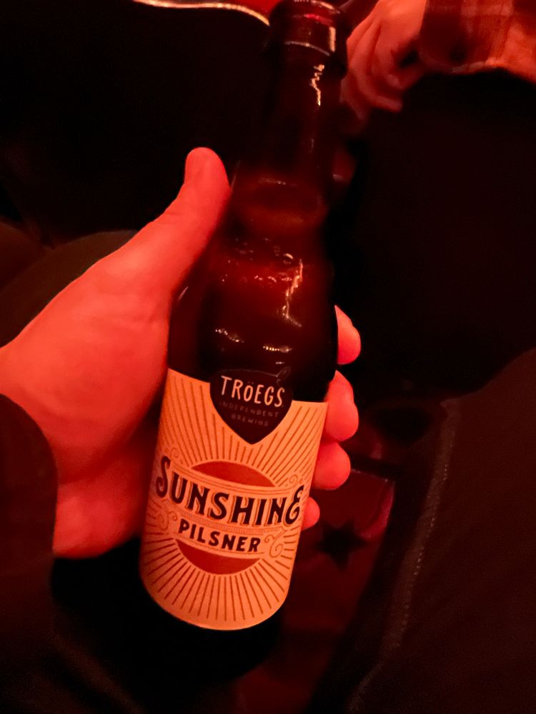 Eine Flasche Troegs Sunshine Pilsner in meiner Hand.