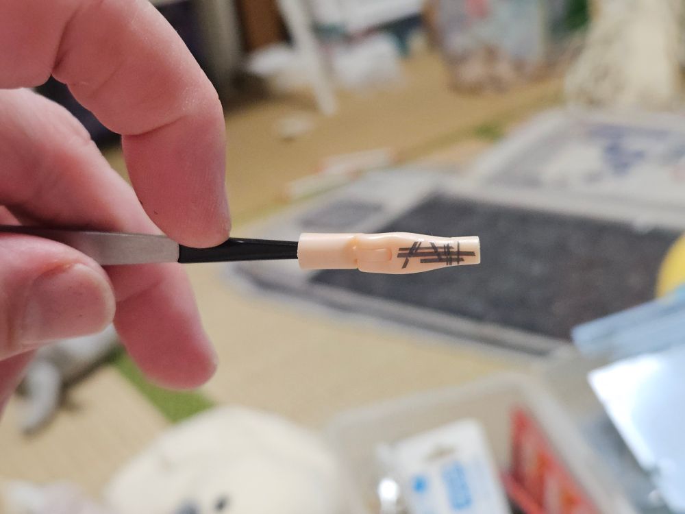 かなりよく似たタトゥーのデザインが施されたコトブキヤPUNIMOFU美プラの左腕パーツ