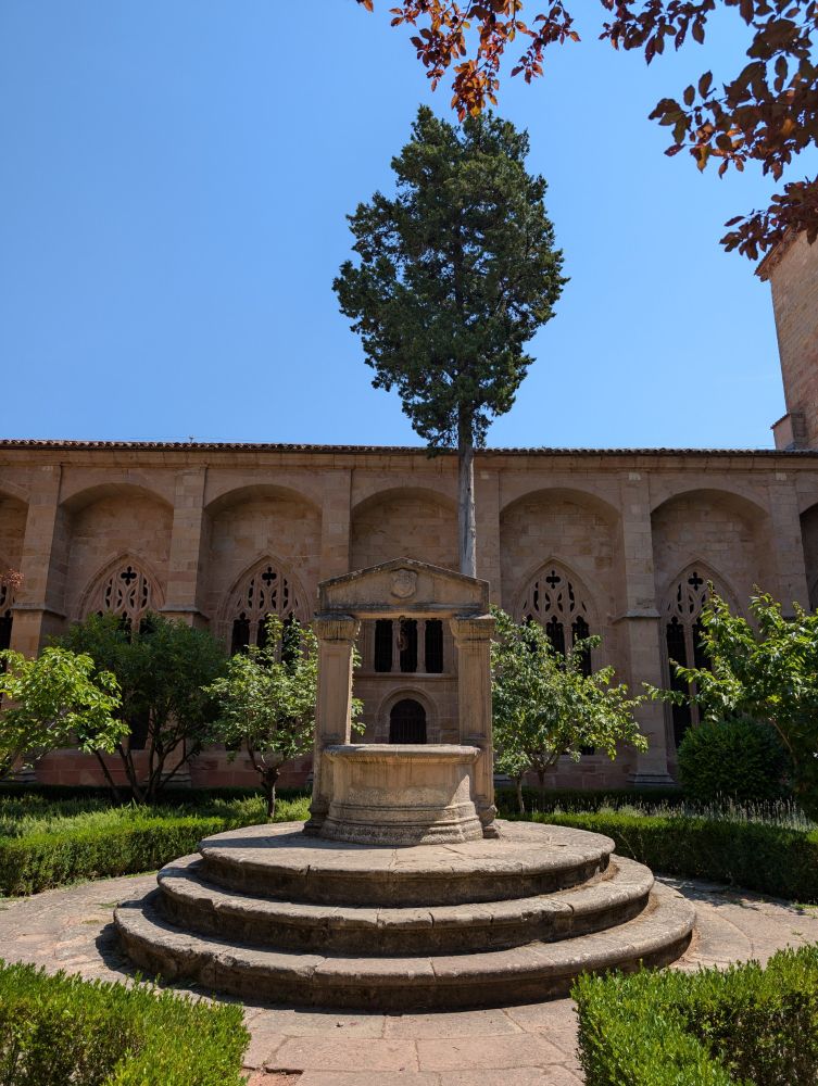 El pozo en el centro del claustro de la catedral de Sigüenza.