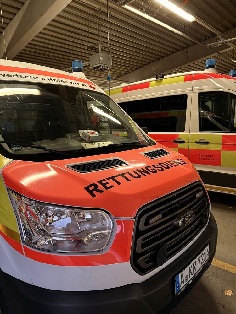 Heute habe ich im Rahmen meiner Aktion „Rent-A-Stadtrat“ einen Tag lang beim Bayerischen Roten Kreuz im Krankentransport in Augsburg mitgeholfen. Ein Tag voller Verantwortung und wichtiger Einblicke für mich in die Arbeit der Menschen, die unsere Stadt täglich am Laufen halten. Schön, dass ich unterstützen durfte und danke allen beim BRK Augsburg für die wertvolle Arbeit. 