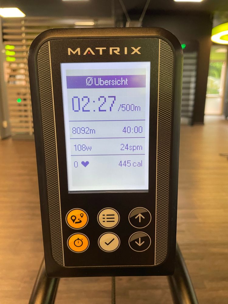 Digitalanzeige eines Ruder-Ergometers. 