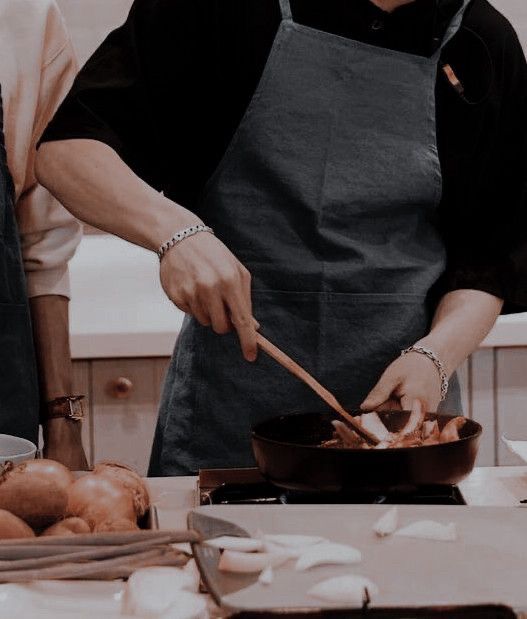 O vitt tentando me ensinar a cozinhar esses pratos chiques que ele faz (não consegui)