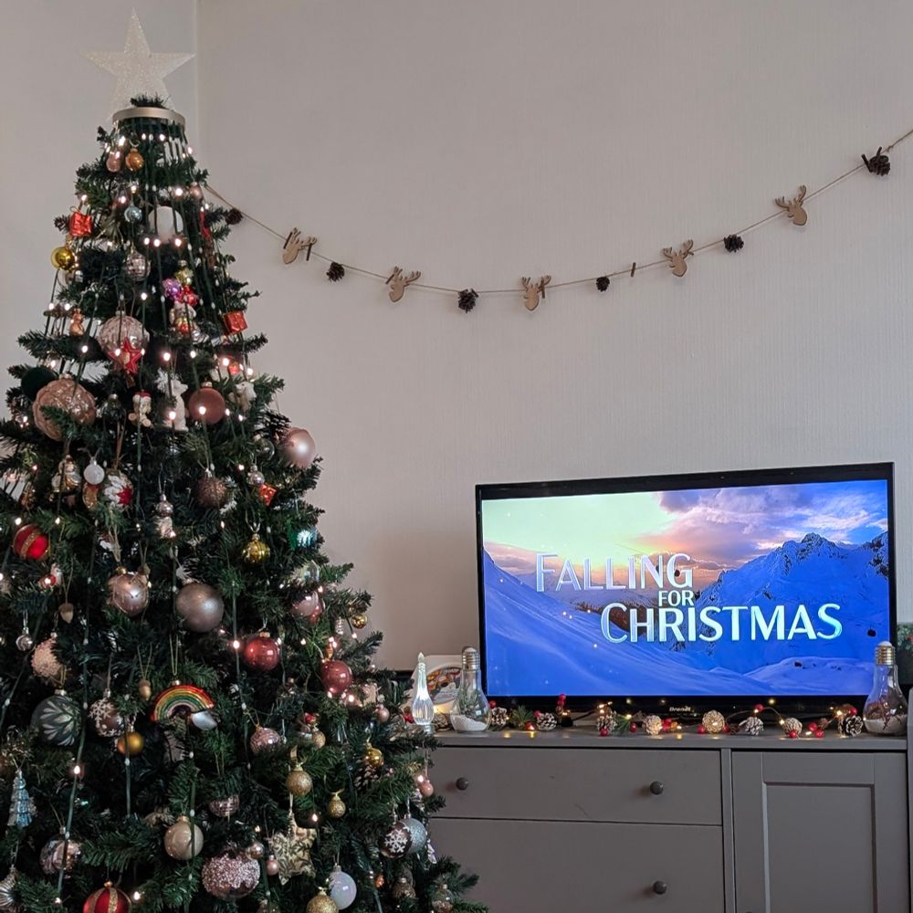 Une télé affichant l'écran titre du film Noël tombe à pic