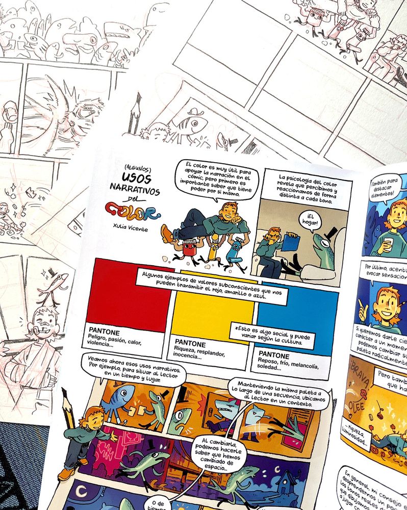 Foto del libro Secretos de la narrativa gráfica aplicados al cómic, abierto, mostrando el pliego de páginas de Xulia Vicente, con un cómic sobre usos narrativos del color. Alrededor del libro, las dos mismas páginas a lápiz.