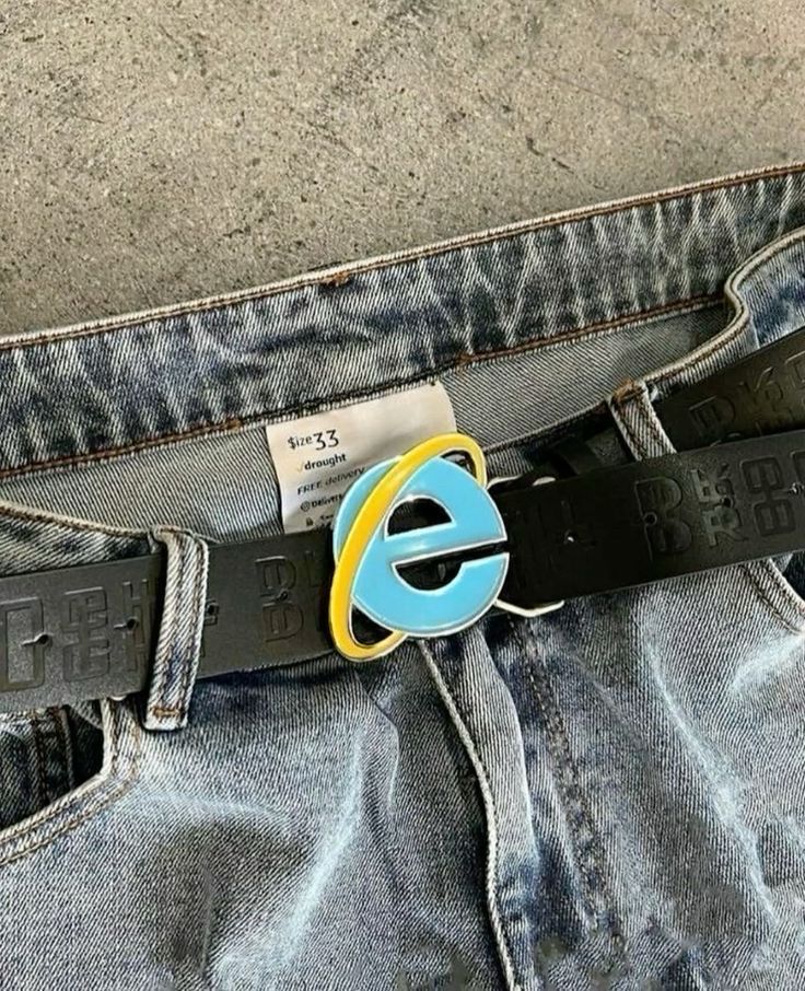 a belt buckle of the internet explorer logo