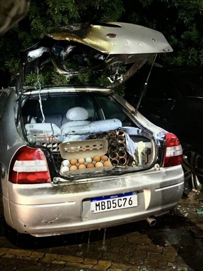 porta malas de um carro todo fodido explodido de bomba e uma dúzia de ovos intactos (claramente colados com photoshop)