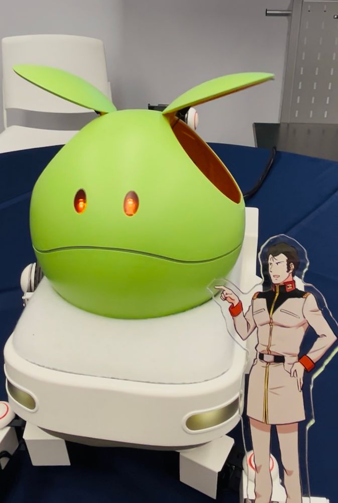 車付きのメカに乗っているハロの模型