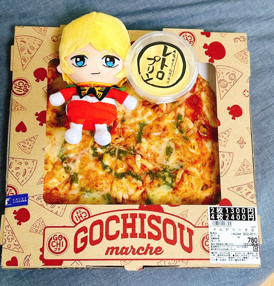 大きなピザと対比に置かれたシャアのぬいぐるみとレトロプリン ピザは一枚780円 