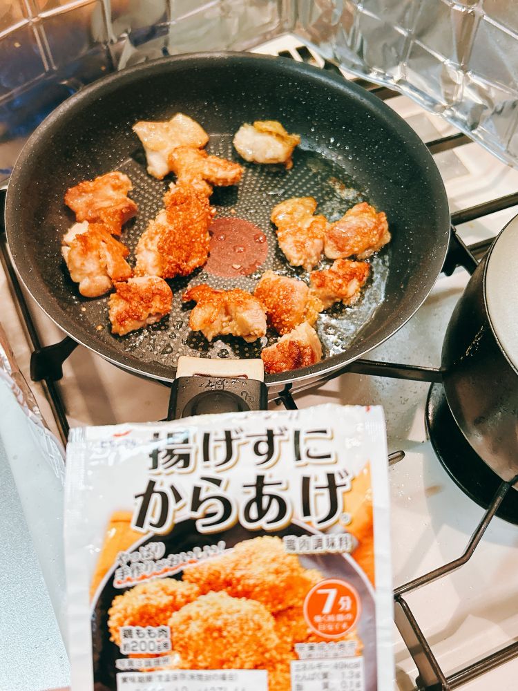 「揚げずにからあげ」の袋と、これで調理している唐揚げのフライパン