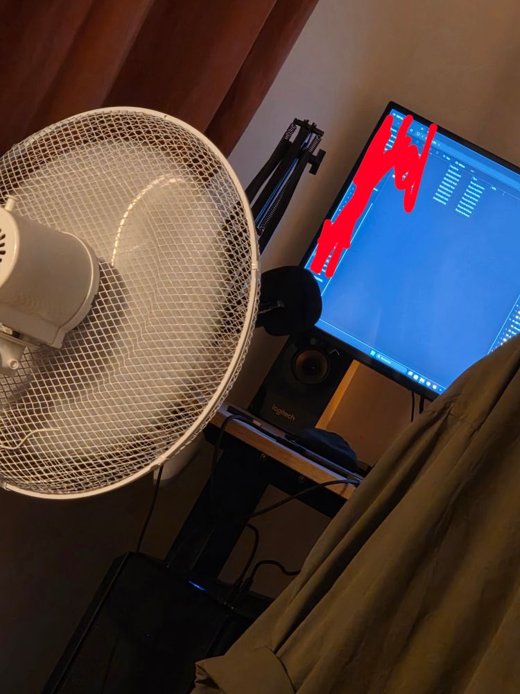 On voit un ventilateur dirigé sur 2 petits SSD