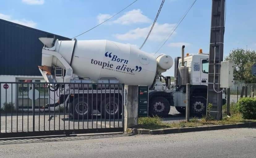 Un camion toupie ou est écrit borne toupie alive