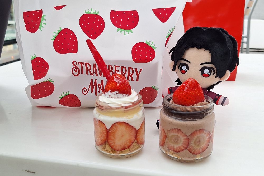 いちごの瓶タルト2種類と大也のぬいぐるみ
大也がいちごを食べてるみたいに見える