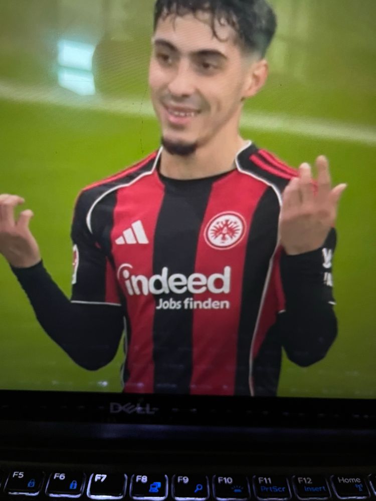 A player of Eintracht Frankfurt wearing a shirt where the eagle logo is up side down. A prophecy of what is to come or simply the betting industry communicating across the world how this game will end ?😜