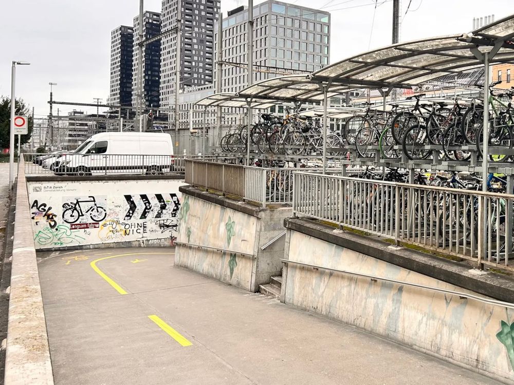 Heutiger Zustand: Velo- und Fussverkehr in selber Röhre – eng und nicht sicher.