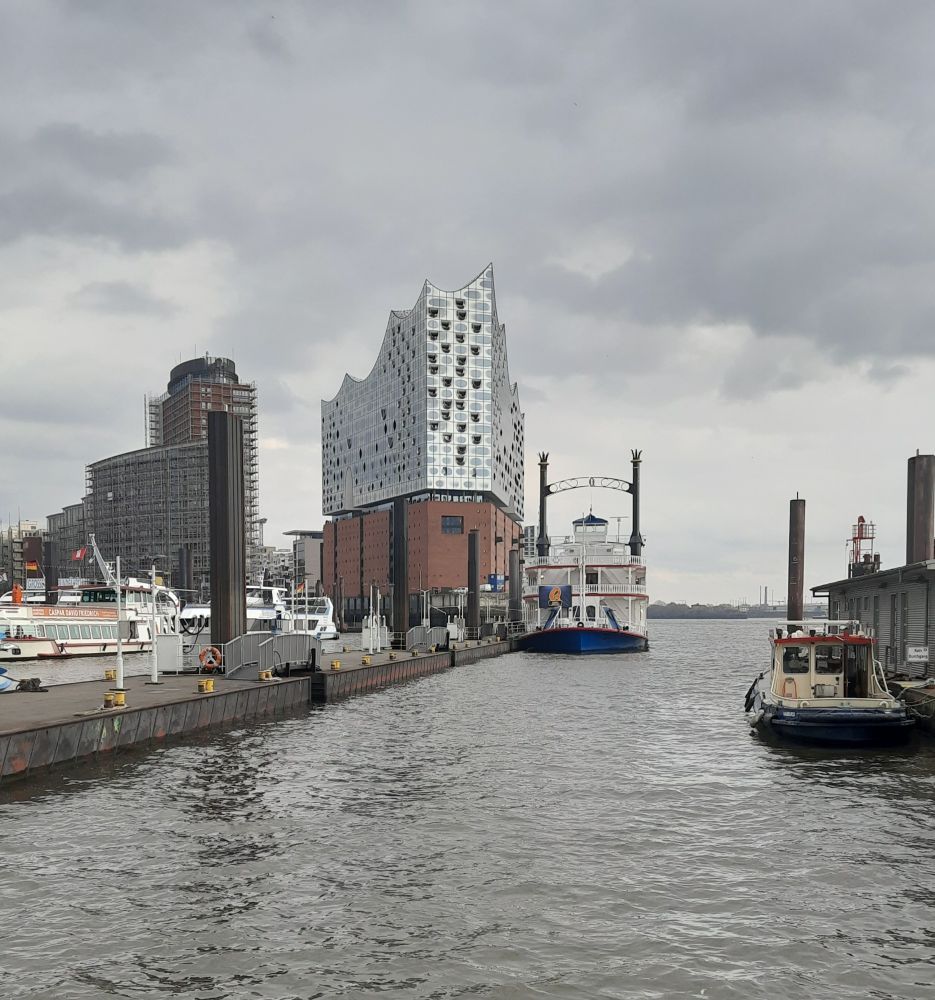 Elbphilharmonie von der Überseebrücke fotografiert