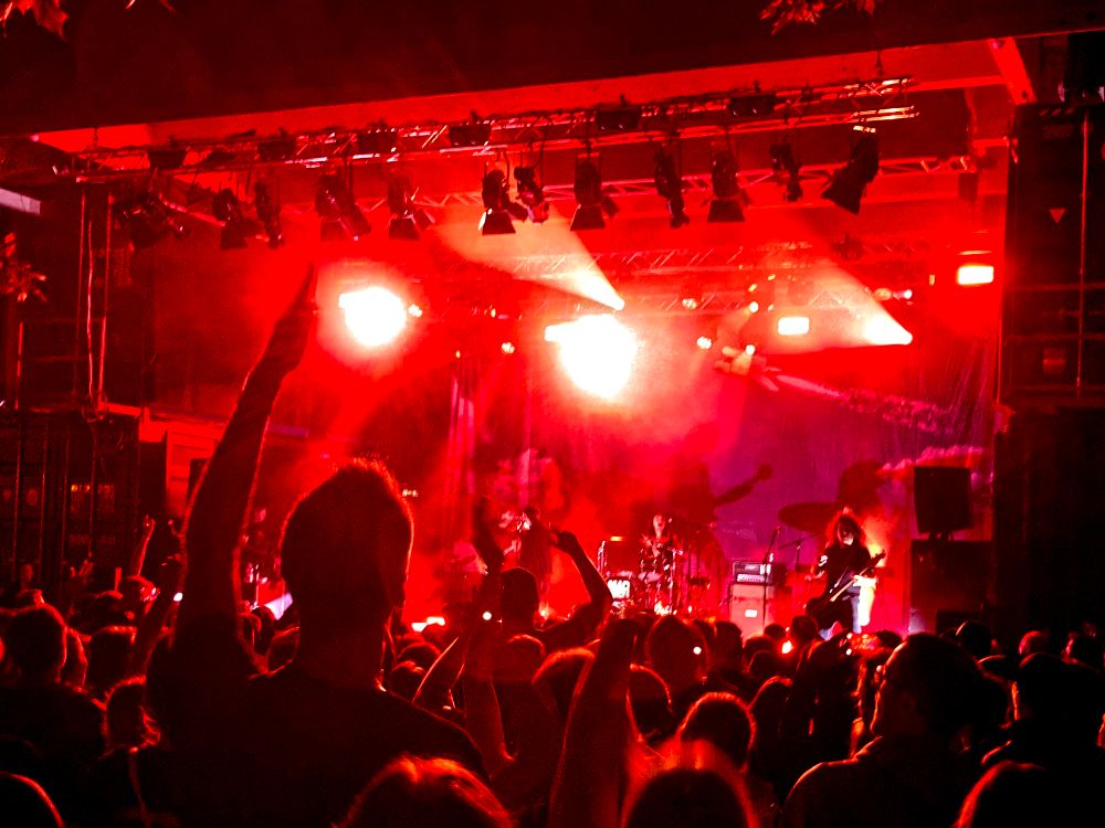 Madsen performen auf dem echaz.Hafen in Reutlingen. Das Publikum geht begeistert mit. 