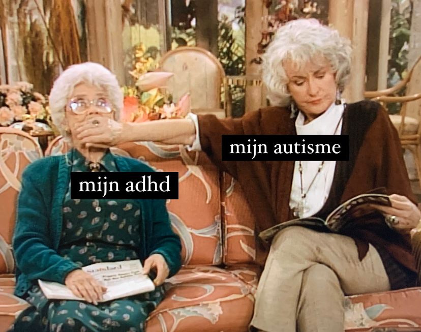Golden Girls meme. Dorothy houdt haar hand over de mond van Sophia die naast haar op de bank zit. Over Dorothy staat "mijn autisme" en over Sophia staat "mijn adhd"