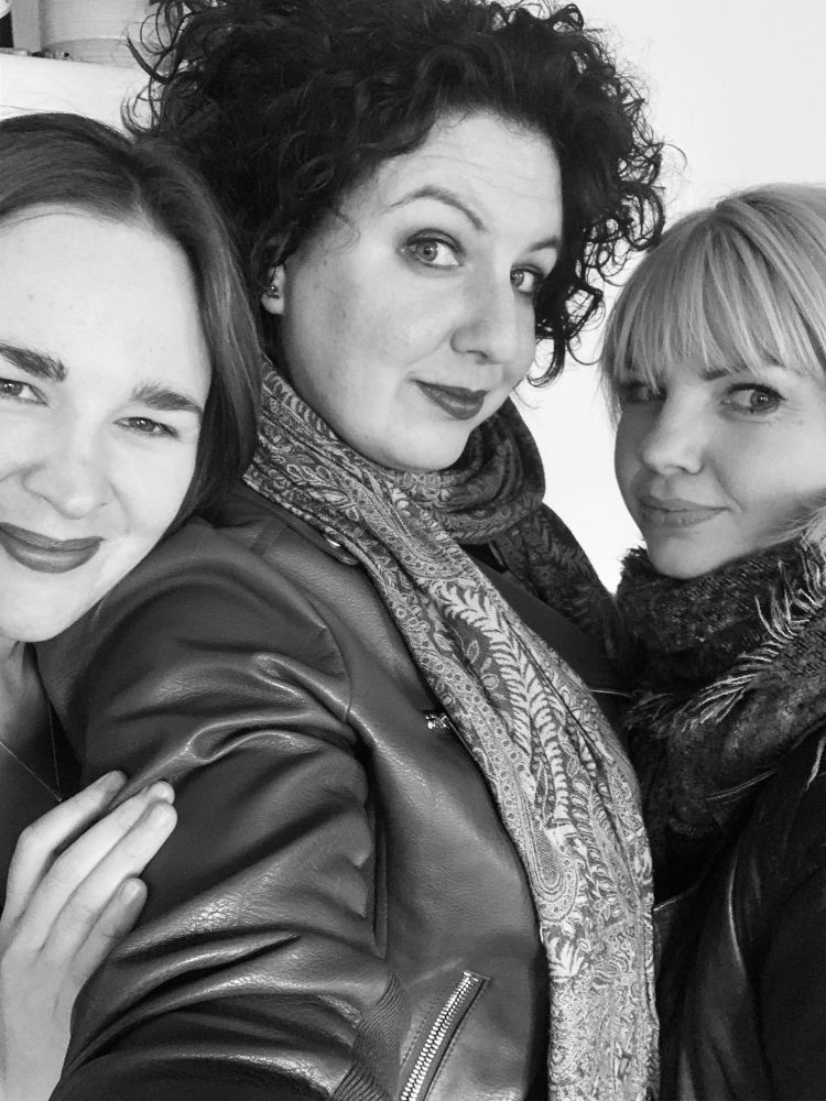 Zwart-wit foto van mij met mijn 2 vriendinnen van langer geleden 