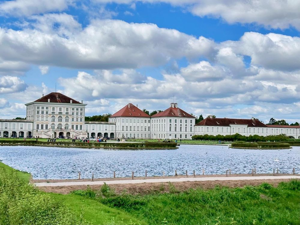 
Photo taken at these geographical coordinates: geo:48.158056,11.503611