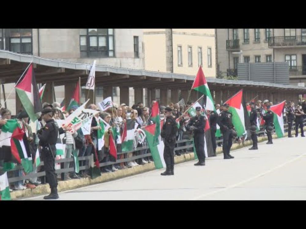 Multitudinarias protestas en apoio ao pobo palestino ao paso da Vuelta Ciclista polas Rías Baixas