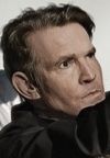 Dennis Quaid with all distinguishing features smoothed away