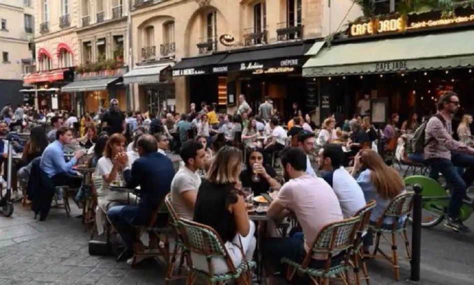 Paris Street filled without outdoor seating during the pandemic
