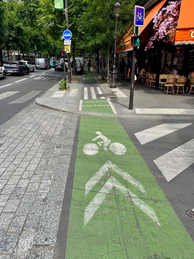 Paris Pike Lane noting “pedestrian priority“ at the point on the sidewalk where the bike lane and sidewalk overlap.