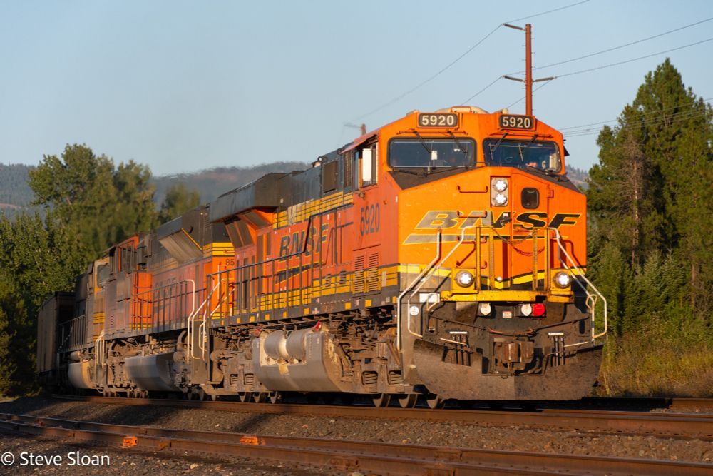 Wednesday, September 17, 2025, at 6:00 p.m. in The Funnel a.k.a the BNSF Spokane Subdivision, a 3+1 westbound BNSF coal train was near Algoma, Idaho. It had 5920, 8507, 9892 + 6876 for power.
BNSF 5920 is a GE ES44AC. Reportedly: it was built in 2006, serial number 56768.