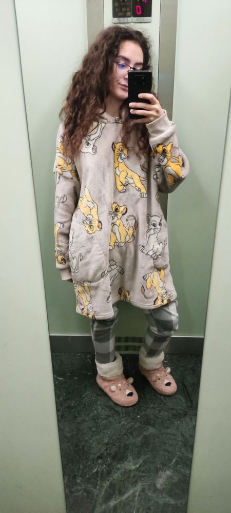 Foto en el espejo del ascensor vestida con pijama, batamanta y botas de estar por casa con orejitas